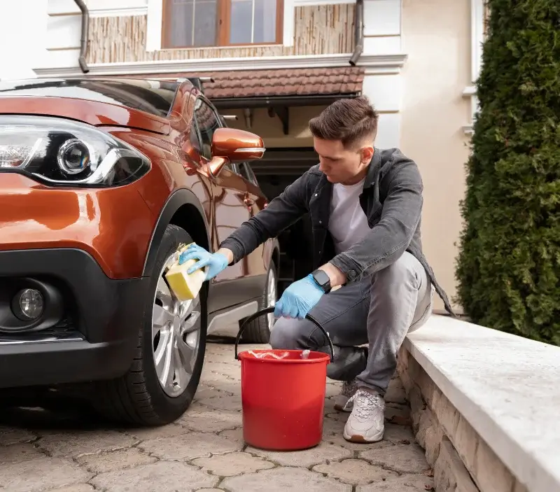 Lavage auto à domicile Luneau : professionnel intervenant sur un véhicule
